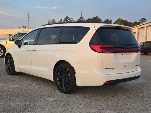 Used 2025 Chrysler Pacifica Limited FWD image 3