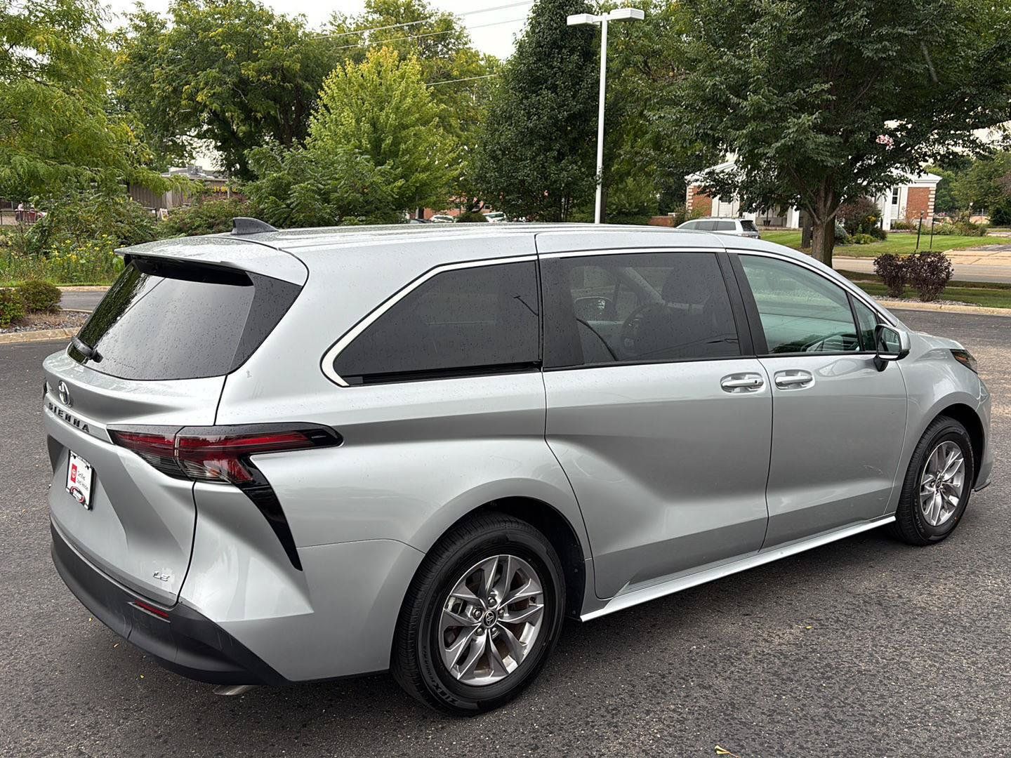 Used 2025 Toyota Sienna LE FWD image 10