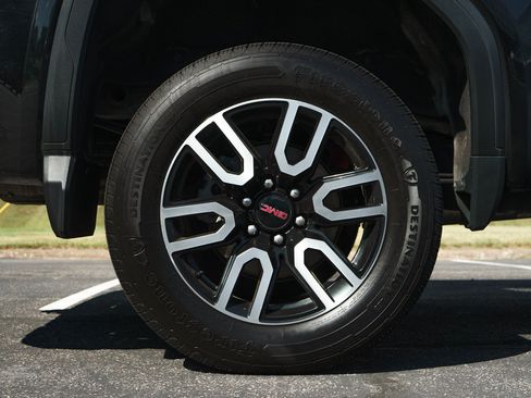Used 2023 GMC Sierra 1500 AT4 w/ Technology Package AWD/4WD image 10