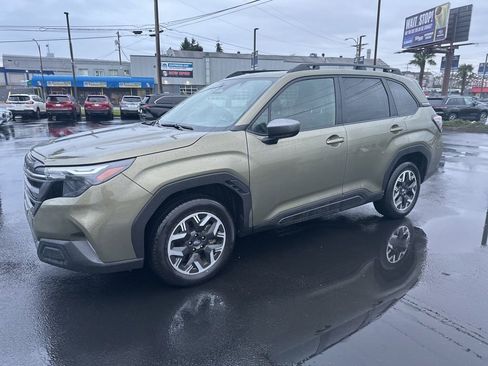 Used 2025 Subaru Forester Premium image 2