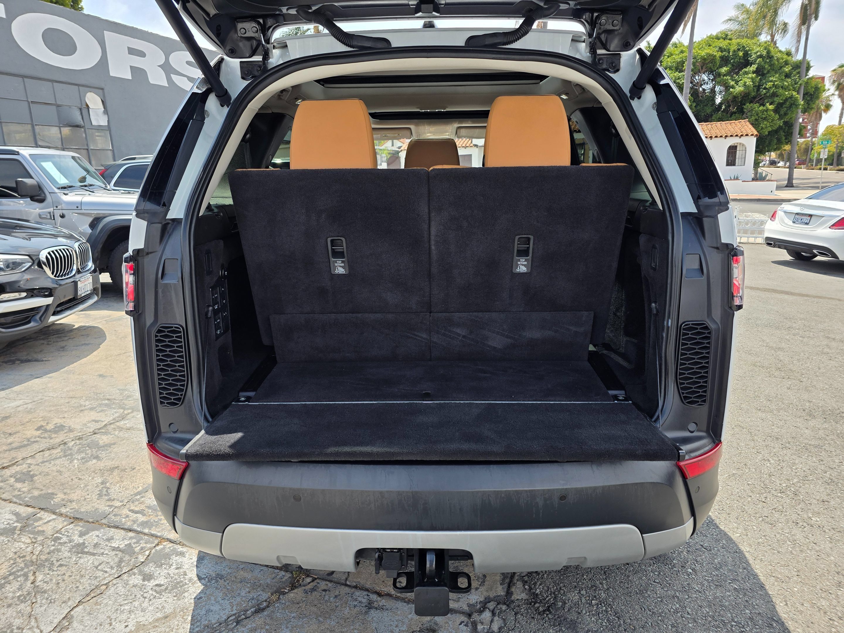 Used 2018 Land Rover Discovery HSE AWD/4WD image 14