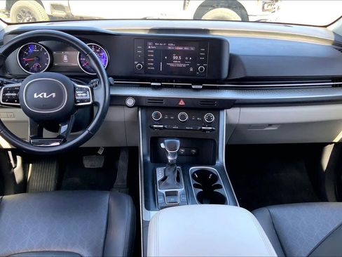 Used 2022 Kia Carnival LX FWD image 16