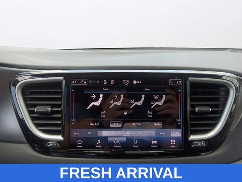 Used 2023 Chrysler Pacifica Touring-L FWD image 27