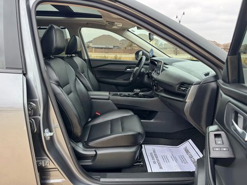 Used 2025 Nissan Rogue SV w/ SV Premium Package image 34