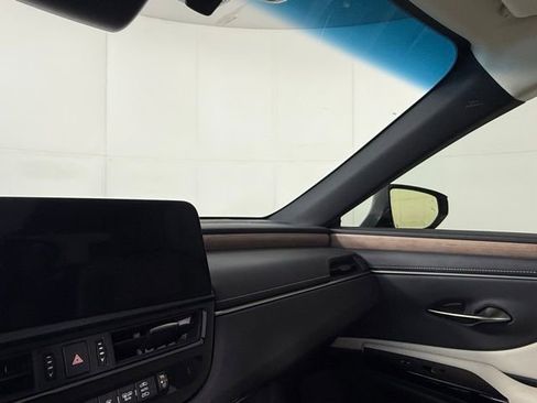 Used 2025 Lexus ES 300h w/ Premium Package image 23