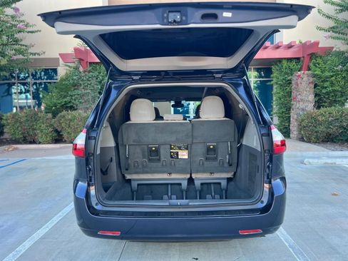 Used 2019 Toyota Sienna LE image 28