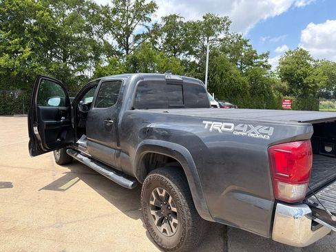 Used 2017 Toyota Tacoma TRD Off-Road AWD/4WD image 12