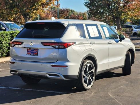 Used 2024 Mitsubishi Outlander SE image 5