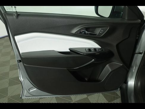 Used 2025 Chevrolet Trax LT w/ Driver Confidence Package FWD image 21