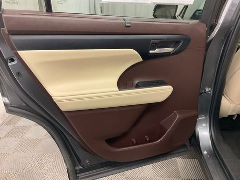 Used 2022 Toyota Highlander XLE image 25