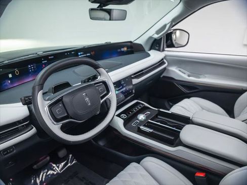 New 2026 Lincoln Navigator L Black Label AWD/4WD image 17