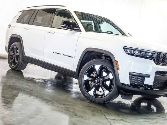 Used 2023 Jeep Grand Cherokee L Altitude AWD/4WD image 5