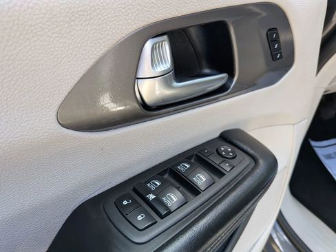 Used 2022 Chrysler Pacifica Touring-L w/ Uconnect Theater Family Group FWD image 30