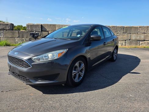 Used 2018 Ford Focus SE FWD image 4