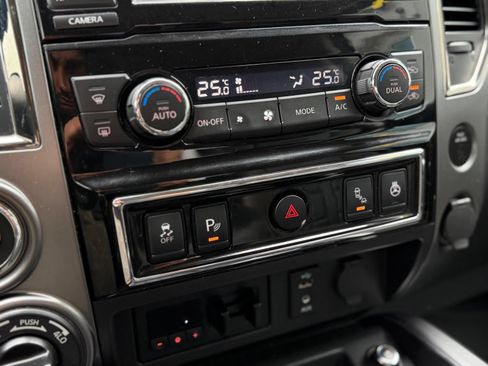 Used 2018 Nissan Titan SV AWD/4WD image 46
