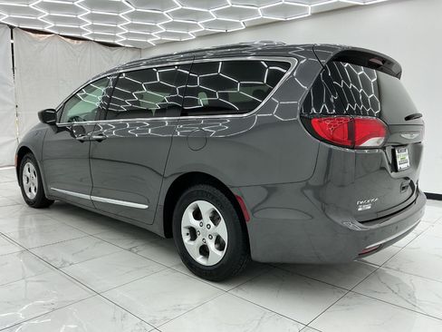 Used 2018 Chrysler Pacifica Touring-L FWD image 12