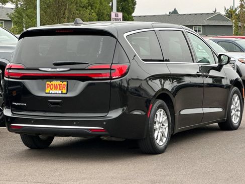 Used 2023 Chrysler Pacifica Touring-L FWD image 4
