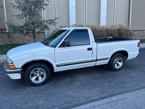 Used 2001 Chevrolet S10 Pickup LS w/ Preferred Equipment Group image 2