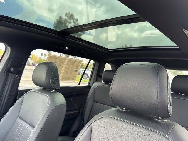 Certified 2023 Volkswagen Tiguan SE R-Line FWD image 8