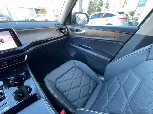 Used 2025 Volkswagen Atlas SE image 36