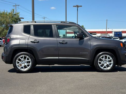 Used 2019 Jeep Renegade Latitude FWD image 3