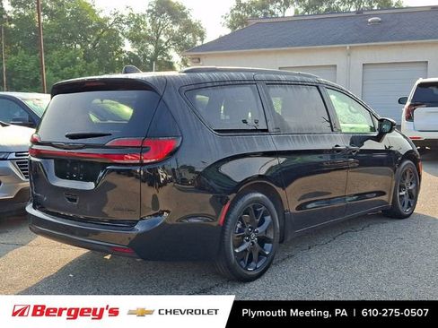 Used 2026 Chrysler Pacifica Limited w/ S Appearance Package FWD image 8