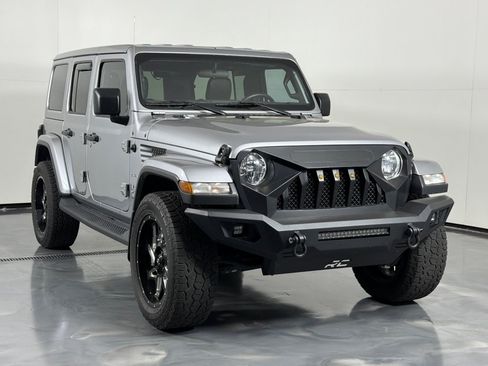 Used 2018 Jeep Wrangler Unlimited Sahara w/ Cold Weather Group AWD/4WD image 3