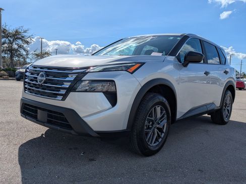 Used 2025 Nissan Rogue S image 10