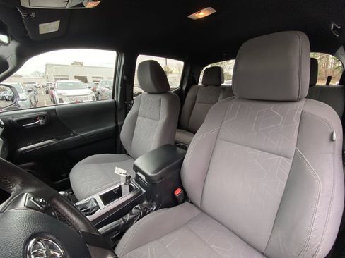 Used 2019 Toyota Tacoma TRD Sport image 17