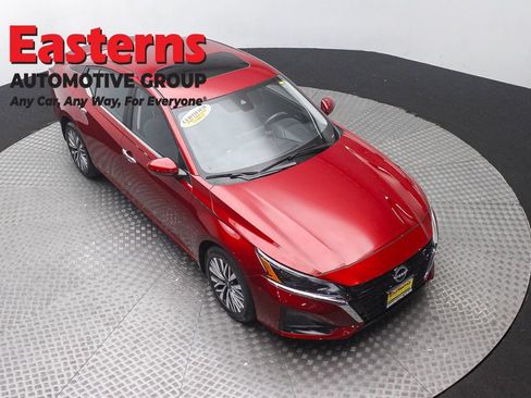 Used 2024 Nissan Altima 2.5 SV w/ SV Premium Package AWD/4WD image 3