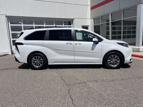 Used 2024 Toyota Sienna XLE w/ XLE Plus Package AWD/4WD image 8