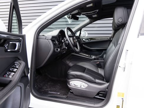 Certified 2025 Porsche Macan AWD/4WD image 23
