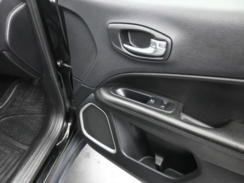 Used 2018 Jeep Compass Latitude FWD image 17