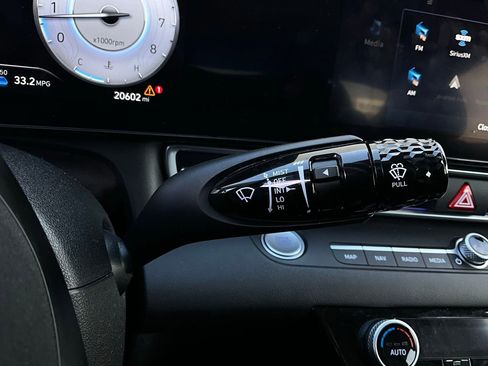 Used 2025 Hyundai Elantra Limited image 41