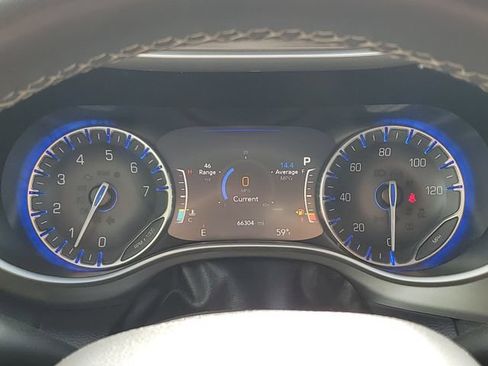 Used 2023 Chrysler Pacifica Touring-L FWD image 10