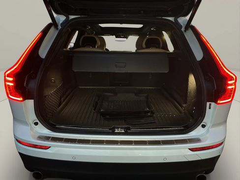 Used 2019 Volvo XC60 T6 Momentum w/ Multimedia Package image 20