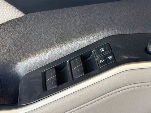 Used 2020 Toyota Highlander LE FWD image 12