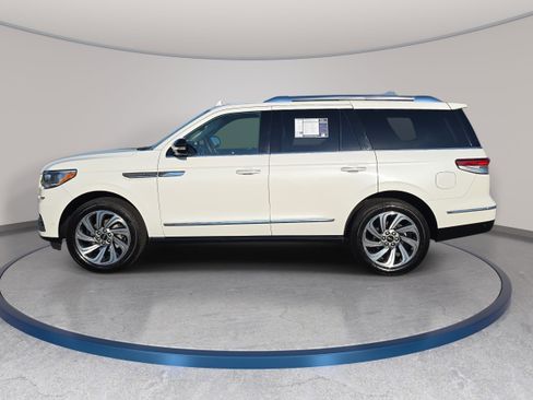 Certified 2023 Lincoln Navigator Reserve AWD/4WD image 8