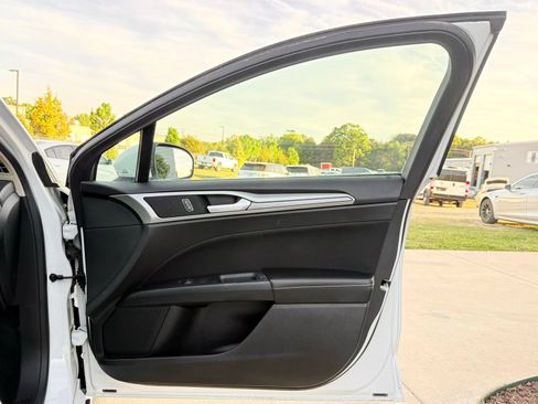 Used 2020 Ford Fusion SE FWD image 19