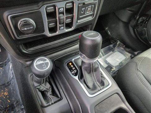 Used 2023 Jeep Gladiator Overland AWD/4WD image 12