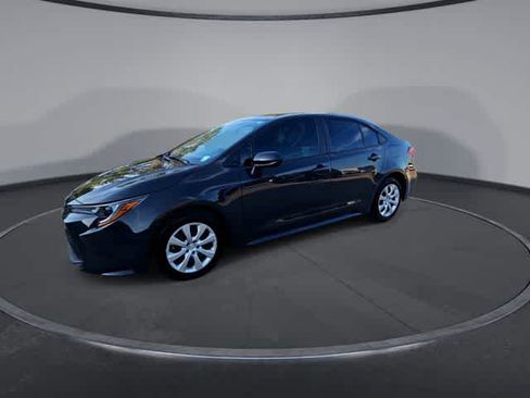 Used 2025 Toyota Corolla LE FWD image 4