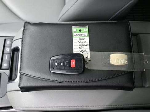 Used 2021 Toyota Highlander XLE AWD/4WD image 20
