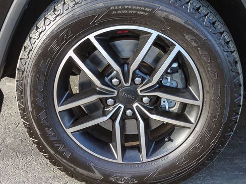 Used 2019 Jeep Grand Cherokee Trailhawk w/ Trailhawk Luxury Group image 14