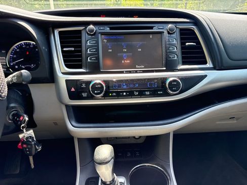 Used 2018 Toyota Highlander Plus AWD/4WD image 18