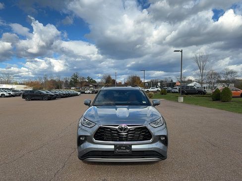 Used 2023 Toyota Highlander Platinum image 2