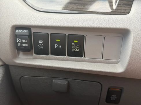 Used 2017 Toyota Sienna XLE w/ XLE Navigation Package FWD image 22
