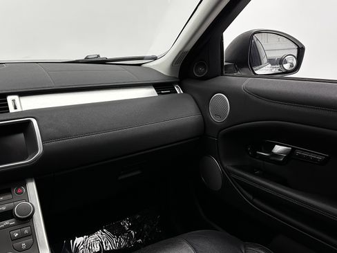 Used 2017 Land Rover Range Rover Evoque SE Premium image 28