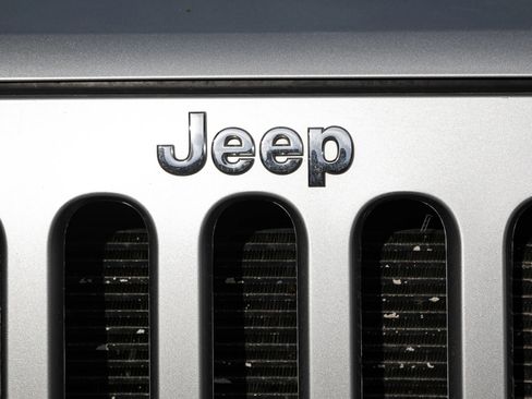 Used 2012 Jeep Wrangler Unlimited Rubicon w/ Connectivity Group image 15