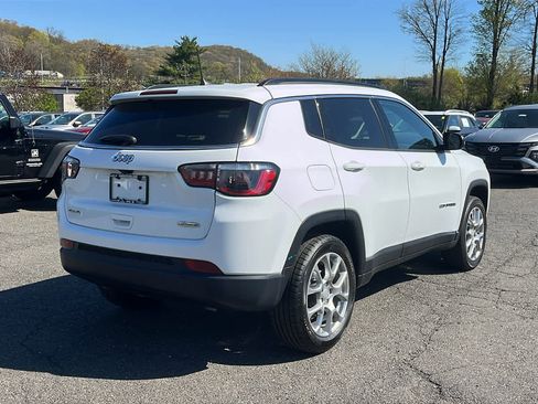 Used 2024 Jeep Compass Latitude AWD/4WD image 5