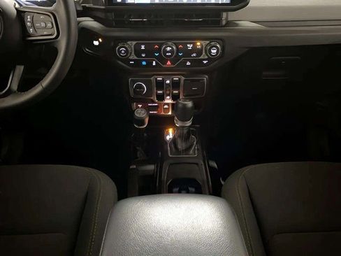 Used 2024 Jeep Wrangler Unlimited image 11